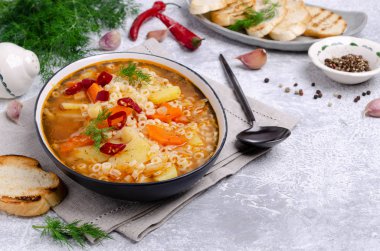 Makarna ile kalın sebze çorbası