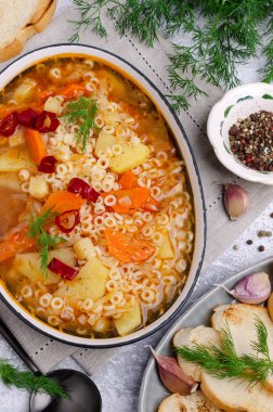 Makarna ile kalın sebze çorbası