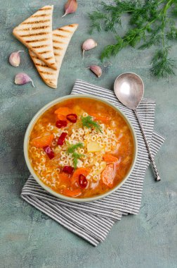 Makarna ile kalın sebze çorbası