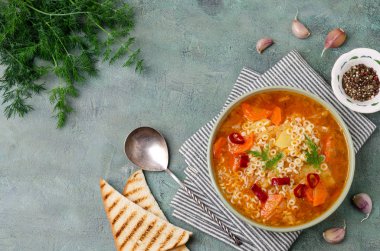 Makarna ile kalın sebze çorbası