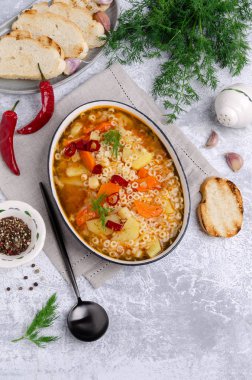 Makarna ile kalın sebze çorbası