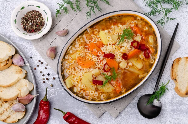 파스타를 곁들인 두꺼운 야채 수프 — 스톡 사진