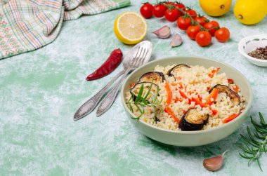 Kızarmış sebze dilimleri ile Bulgur