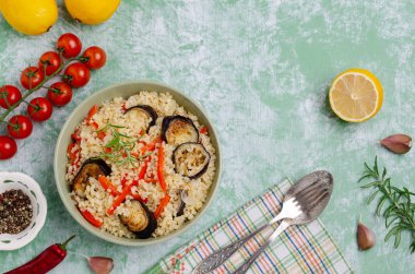 Kızarmış sebze dilimleri ile Bulgur