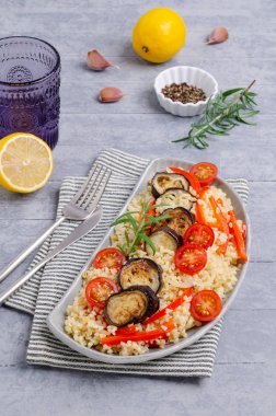 Kızarmış sebze dilimleri ile Bulgur