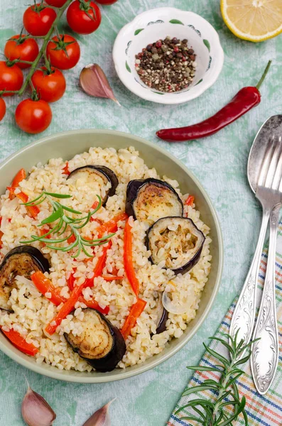 Bulgur mit Scheiben gebratenem Gemüse Stockbild