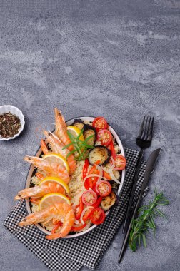 Bulgur ile soyulmamış haşlanmış karides