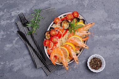 Bulgur ile soyulmamış haşlanmış karides