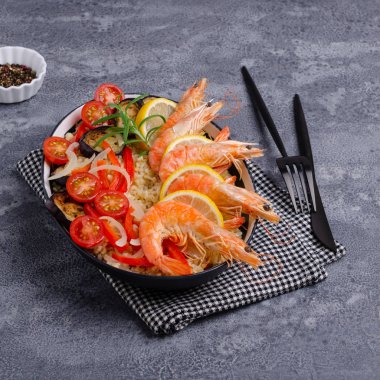 Bulgur ile soyulmamış haşlanmış karides