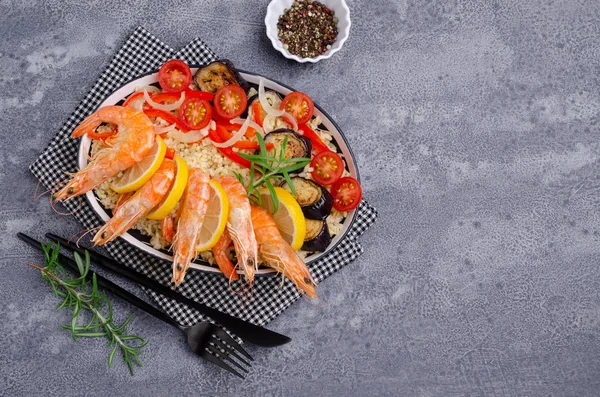 Ungeschälte gekochte Garnelen mit Bulgur — Stockfoto