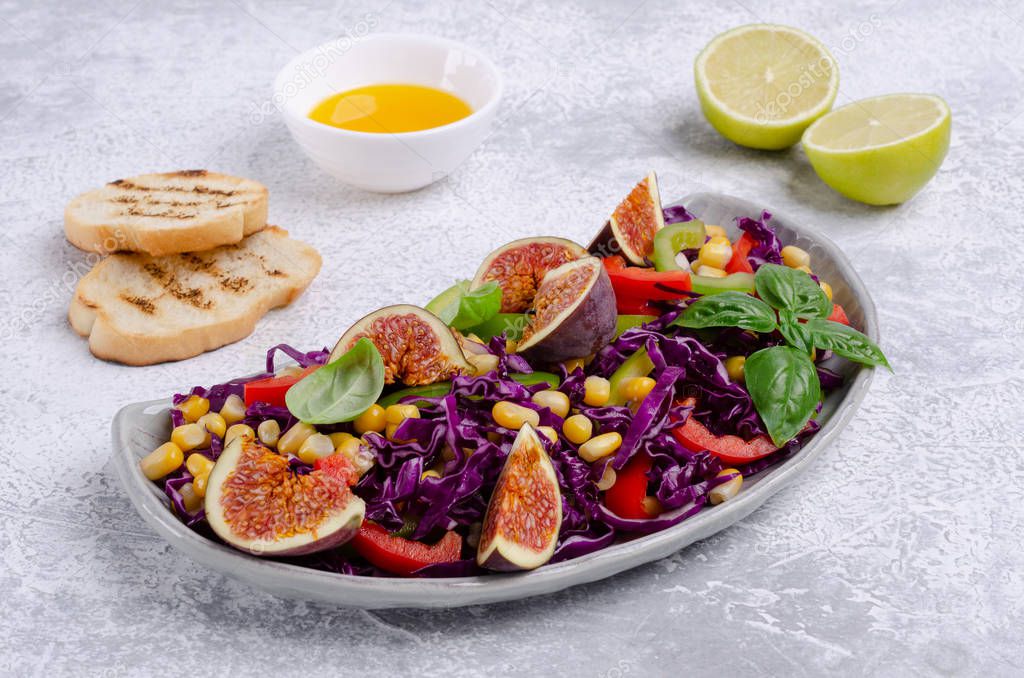 Salad of raw vegetables with figs