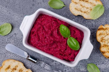Seramik tabakta pancar ezmesi