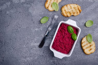 Seramik tabakta pancar ezmesi