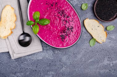 Kalın kırmızı krema çorbası.