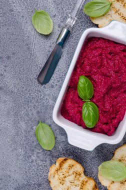 Seramik tabakta pancar ezmesi