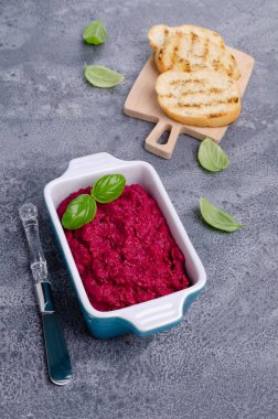 Seramik tabakta pancar ezmesi