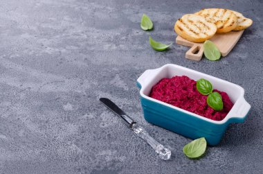 Seramik tabakta pancar ezmesi