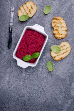 Seramik tabakta pancar ezmesi