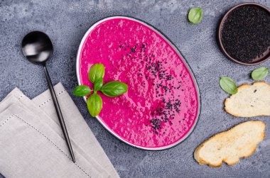 Kalın kırmızı krema çorbası.