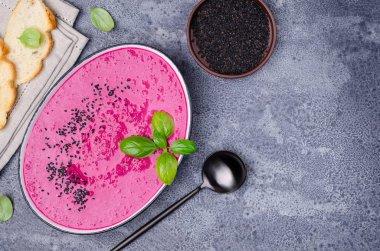 Kalın kırmızı krema çorbası.