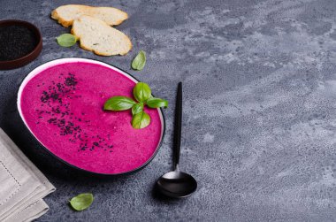 Kalın kırmızı krema çorbası.