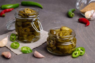 Jalapeno dilimleri turşusu.