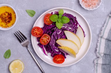 Taze sebze salatası ve armut tabakta armut. Yukarıdan görünüşü.