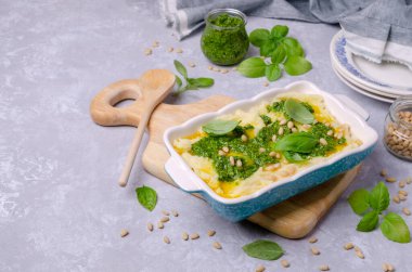 Yeşil soslu patates püresi ve arka planda fındık. Seçici odak.