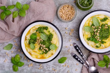 Yeşil soslu patates püresi ve arka planda fındık. Seçici odak.