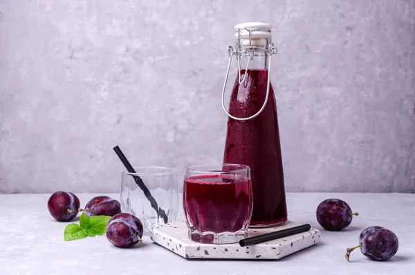 Red Plum Juice Glass Gray Stone Background Fresh Fruit Selective — Stock Photo, Image