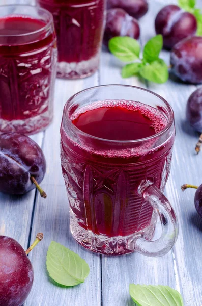 Red Plum Juice Glass Blue Wooden Background Fresh Fruit Selective — Stock Photo, Image