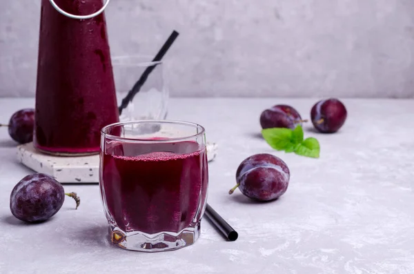 Red Plum Juice Glass Gray Stone Background Fresh Fruit Selective — Stock Photo, Image