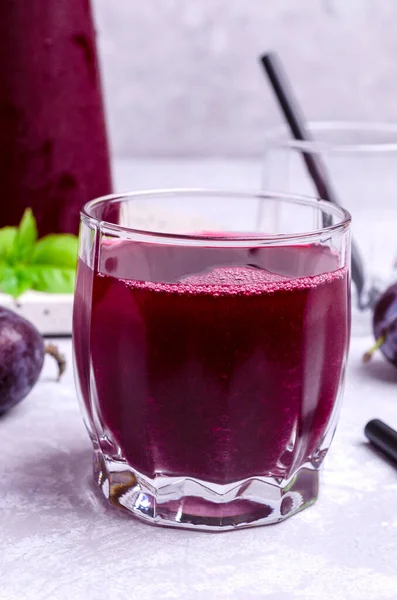 Red Plum Juice Glass Gray Stone Background Fresh Fruit Selective — Stock Photo, Image