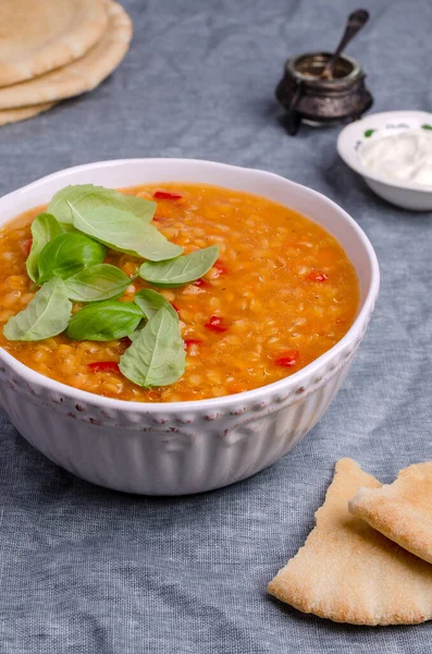 青い繊維の背景に料理にレンズ豆と野菜と厚いスープ 選択的焦点 — ストック写真