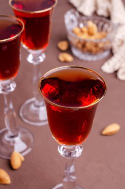 Geleneksel kahverengi badem sıvısı, taş zemin üzerinde bir bardakta. Seçici odak.