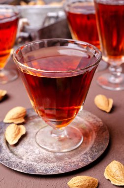 Geleneksel kahverengi badem sıvısı, taş zemin üzerinde bir bardakta. Seçici odak.