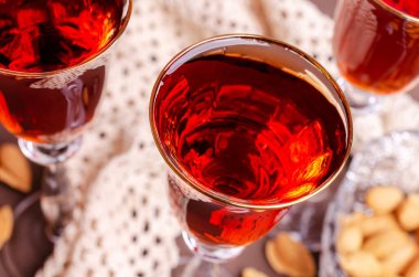 Geleneksel kahverengi badem sıvısı, taş zemin üzerinde bir bardakta. Seçici odak.