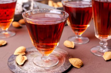 Geleneksel kahverengi badem sıvısı, taş zemin üzerinde bir bardakta. Seçici odak.