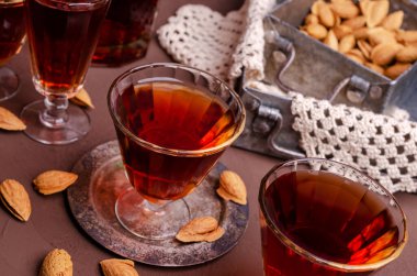 Geleneksel kahverengi badem sıvısı, taş zemin üzerinde bir bardakta. Seçici odak.