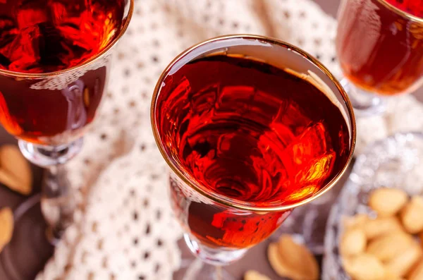 Geleneksel kahverengi badem sıvısı, taş zemin üzerinde bir bardakta. Seçici odak.