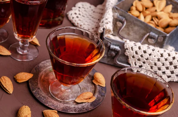 Geleneksel kahverengi badem sıvısı, taş zemin üzerinde bir bardakta. Seçici odak.