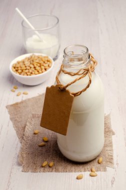 Eski tekstil ve hafif ahşap arka planda cam kaplı çam fıstığı. Seçici odak.