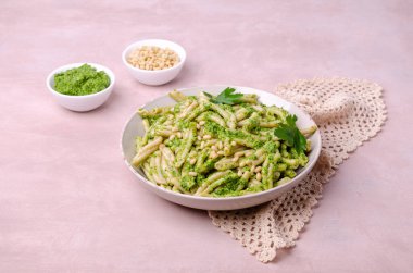 Yeşil soslu ve fındıklı geleneksel makarna. Seçici odak.