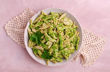 Yeşil soslu ve fındıklı geleneksel makarna. Seçici odak.