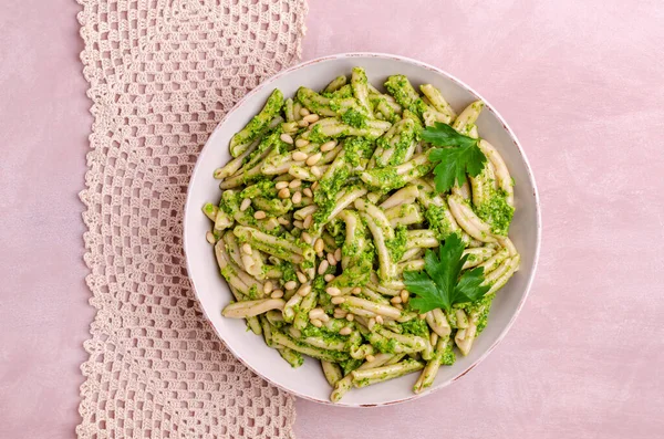 Yeşil soslu ve fındıklı geleneksel makarna. Seçici odak.