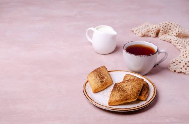 Tarçınlı ve şekerli geleneksel kurabiyeler. Seçici odak.