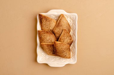 Tarçınlı ve şekerli geleneksel kurabiyeler. Seçici odak.