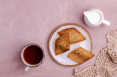 Tarçınlı ve şekerli geleneksel kurabiyeler. Seçici odak.