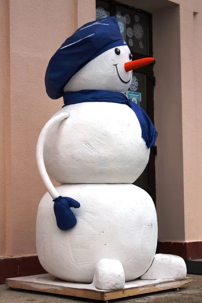 Een Sneeuwpop Een Blauwe Muts Een Sjaal Permanent Een Blauwe — Stockfoto