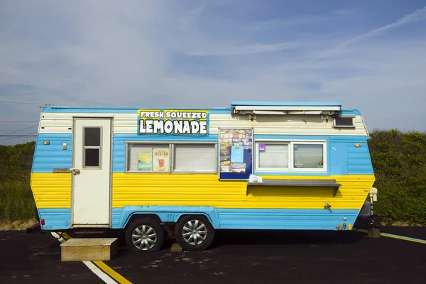 蒙托克 6月8日 一辆柠檬水和冰淇淋旅行车被看见在停车场在蒙托克 纽约市由普遍的冲浪垄沟平原海滩在琼82018 图库图片